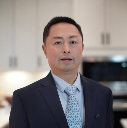 明,来自中国深圳,现在是北卡三角区hhome realty公司全职房地产经纪人